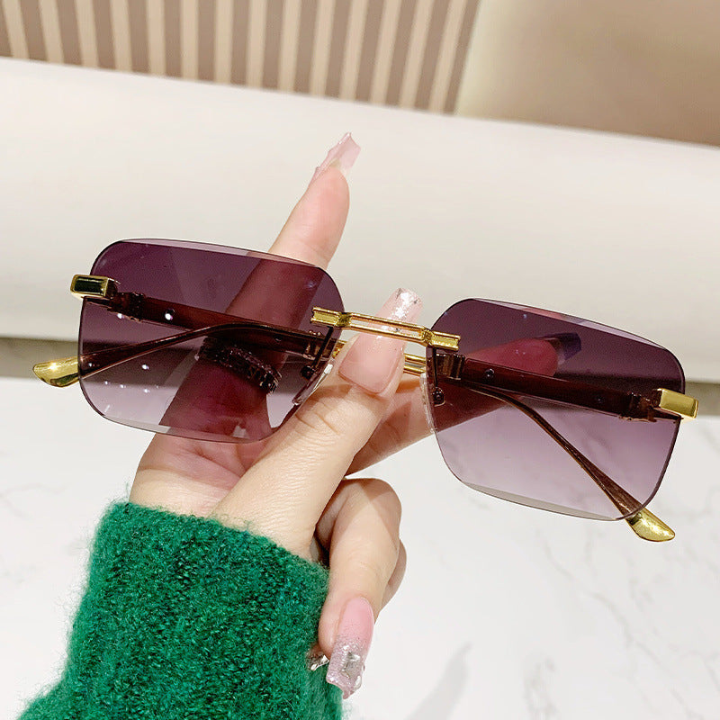 Dame moteriktig rektangulær solbrille med edle metallkanter Luvikno