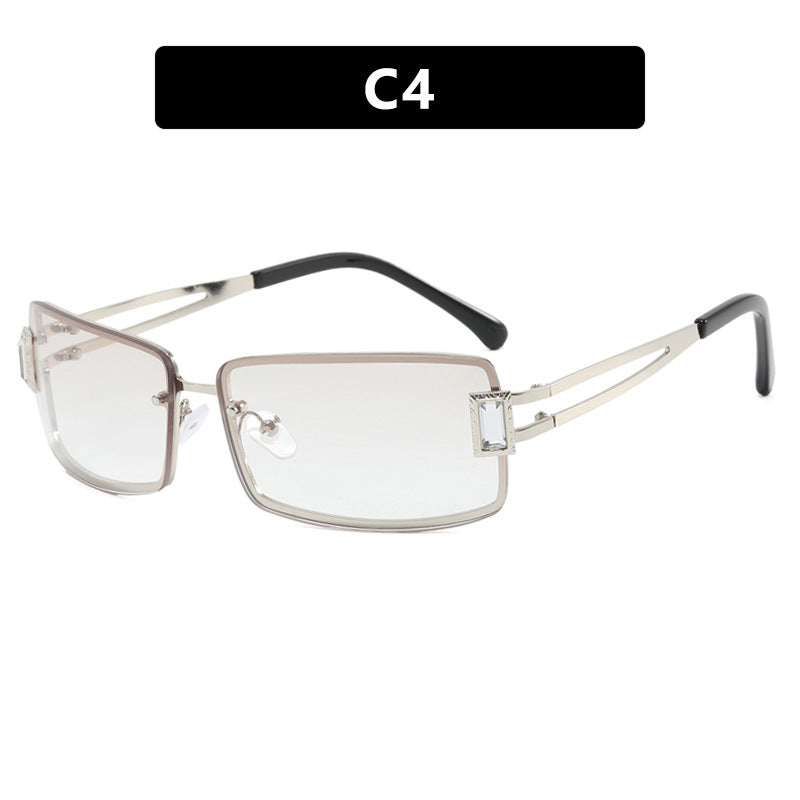 Dame stilig solbrille med elegante trapezformede glass og filigran metallramme Luvikno