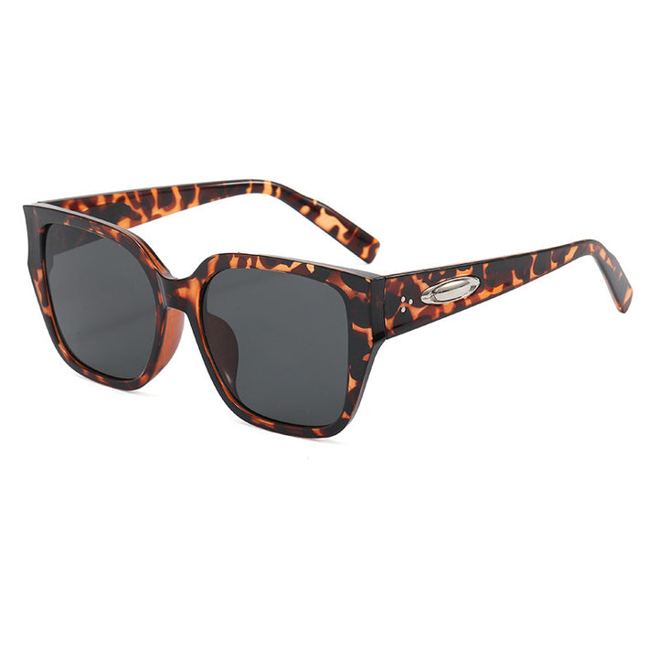 Dame solbrille i moderne kvadratisk design med klare linser Luvikno