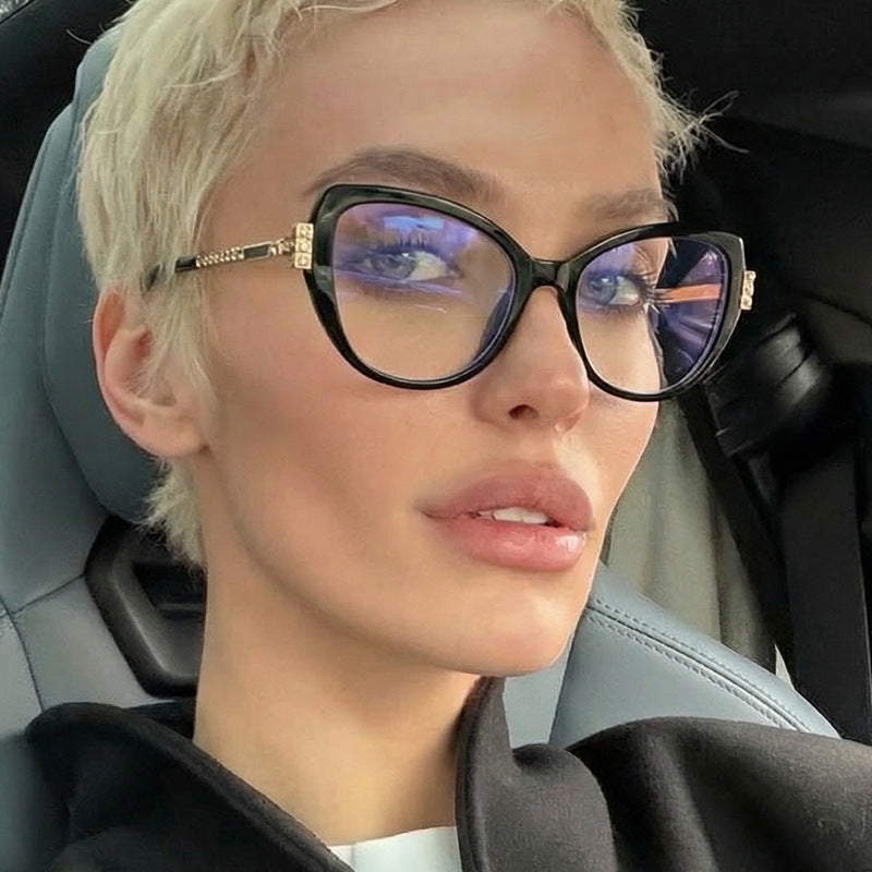 Dame oversized solbrille med beskyttende UV-filter og elegante aksenter Luvikno