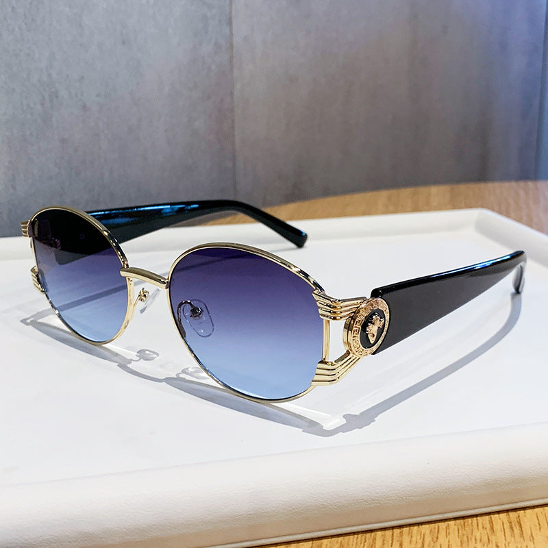 Dame elegant solbrille med luksuriøs metallramme og speilte glass Luvikno