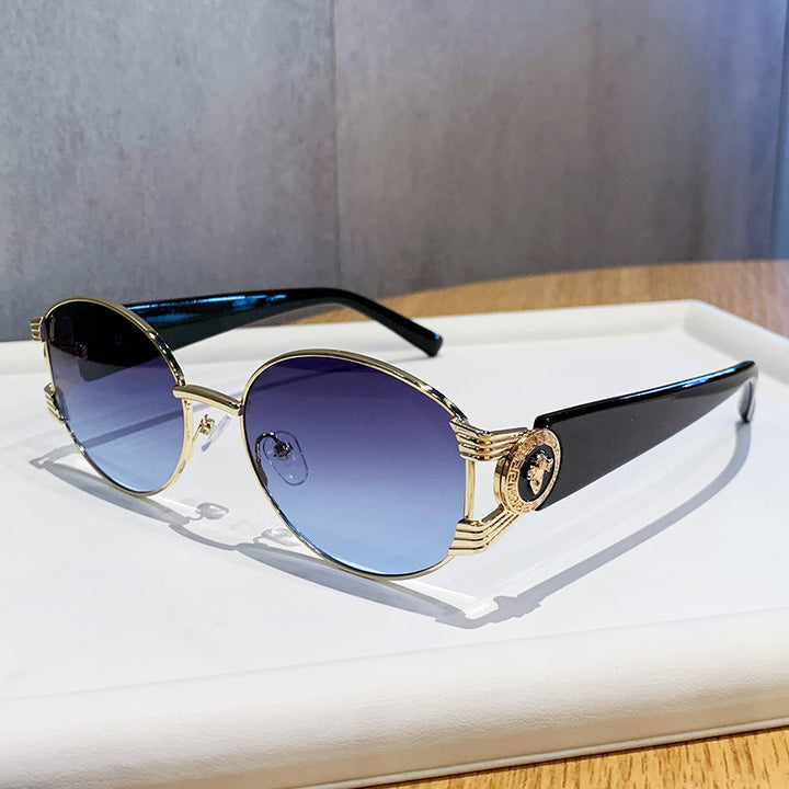 Dame elegant solbrille med luksuriøs metallramme og speilte glass Luvikno