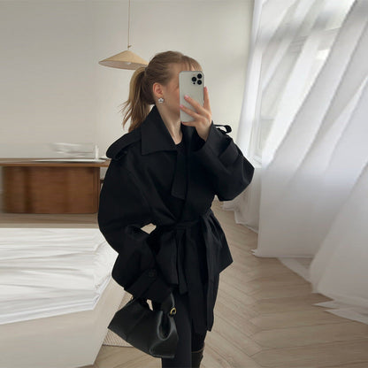 Luvik | Naisille Modisk Trenssitakki sisäänleikkauksilla ja vyöllä