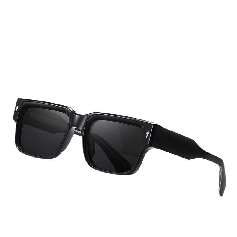 Dame solbrille i moderne, kantet design Luvikno