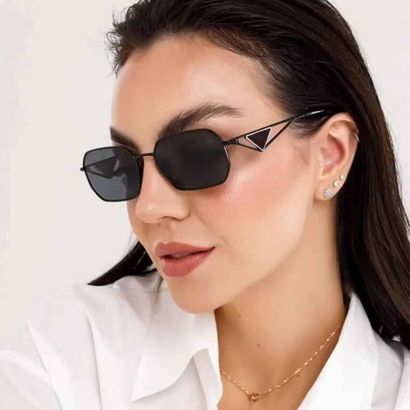 Dame geometrisk luksus solbrille med smal høyglans ramme Luvikno