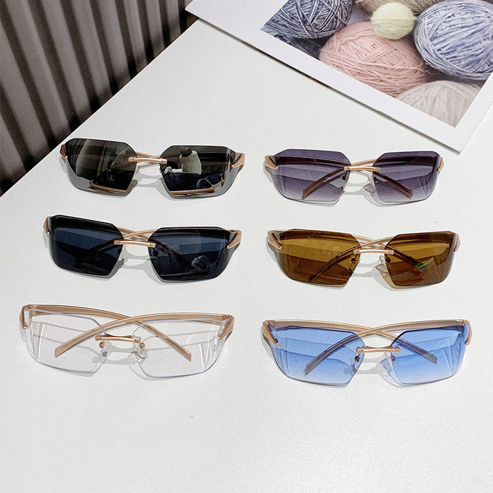Dame moteriktig kvadratisk solbrille med dekorert metallramme Luvikno