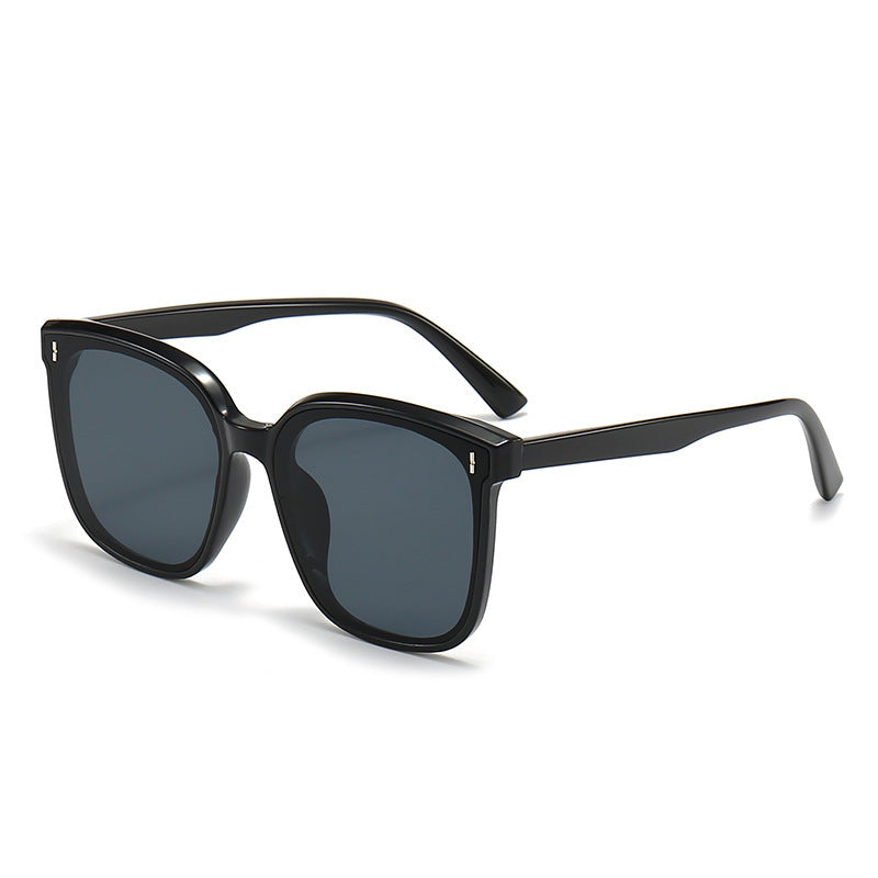 Dame Motekom solbrille med beskyttende UV-filter og elegant design Luvikno