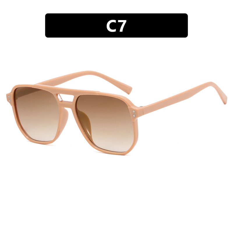 Dame moteriktig solbrille med kantet ramme Luvikno