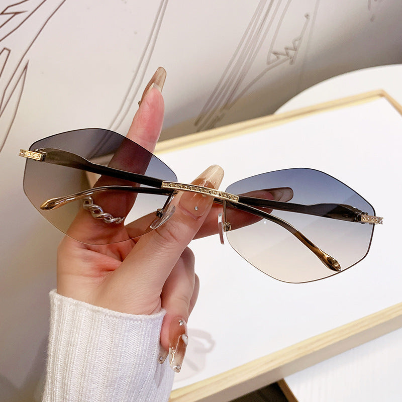 Dame ekstravagant solbrille med glitrende aksenter Luvikno