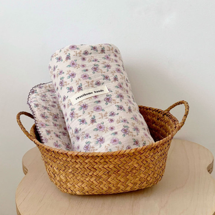 Unisex Musselinteppe med delikat blomsterdesign og elegante volanger Luvikno