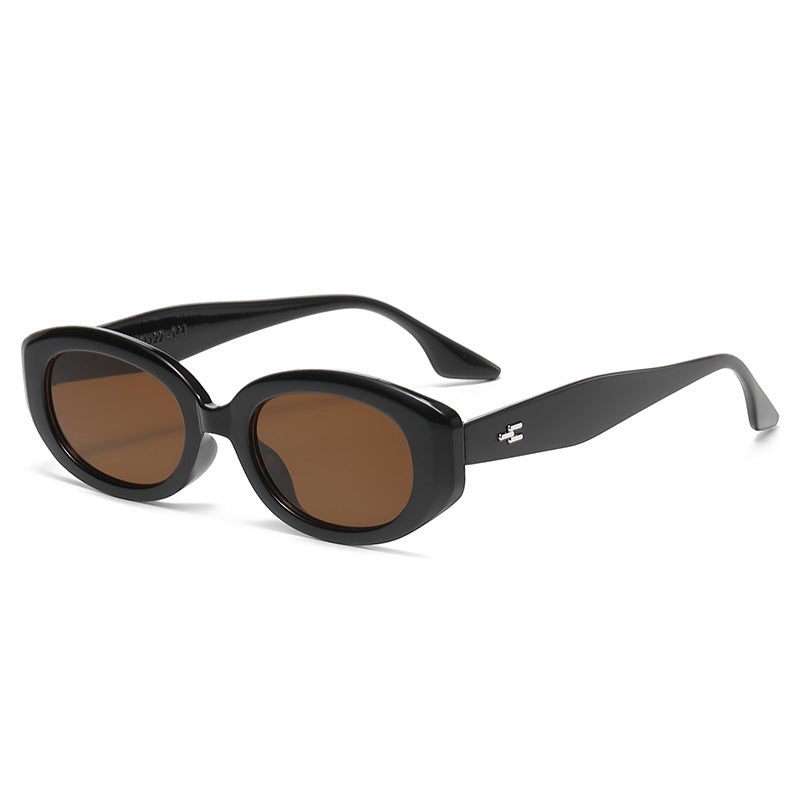Dame moteriktig solbrille med moderne, oval ramme Luvikno