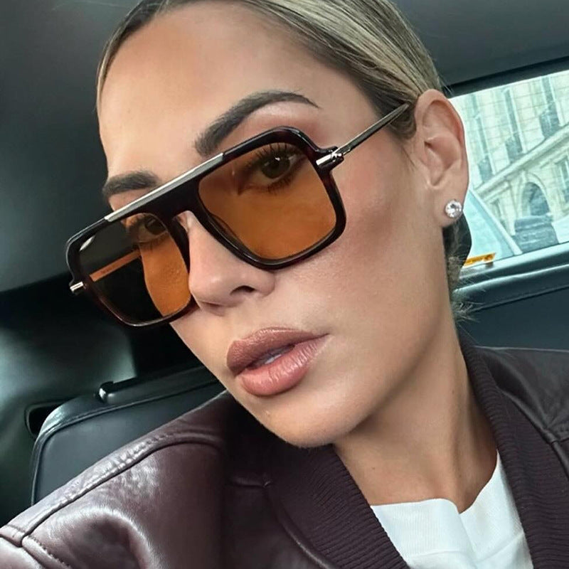 Dame kvadratisk solbrille med luksuriøs metallramme og robuste glass Luvikno