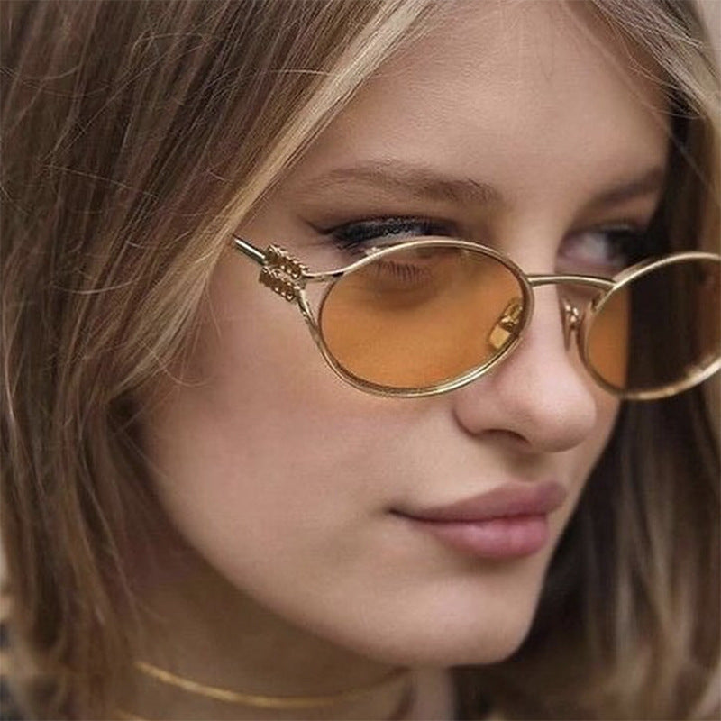 Dame ovalformet solbrille med elegant metallramme og moderne design Luvikno