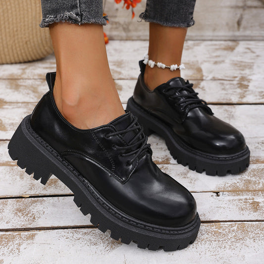 Luvik | Naisten nauhakenkillä, jossa on kestävä pohja ja tyylikäs muotoilu