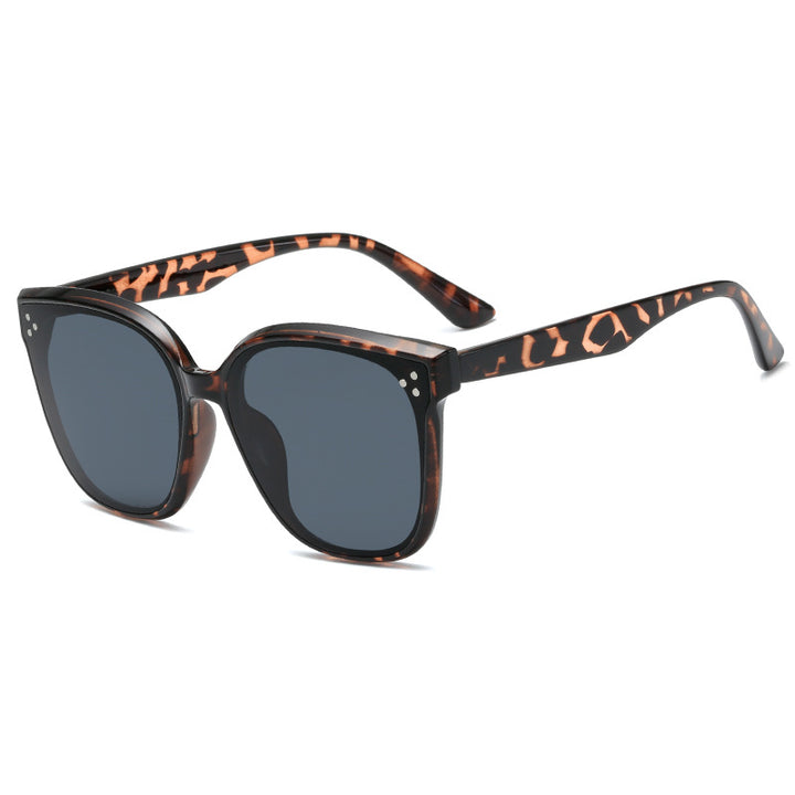 Dame firkantet solbrille med stilistisk, bred ramme Luvikno