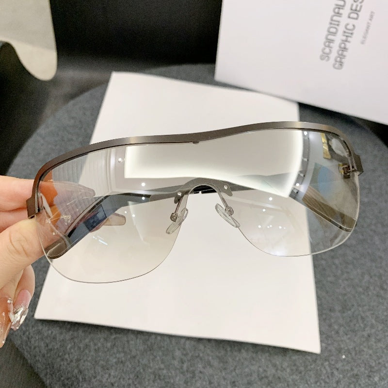 Dame futuristisk solbrille med elegant minimalistisk design Luvikno