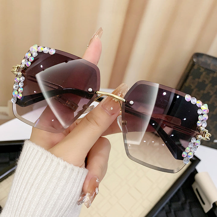 Dame solbrille med ekstravagant strassramme Luvikno