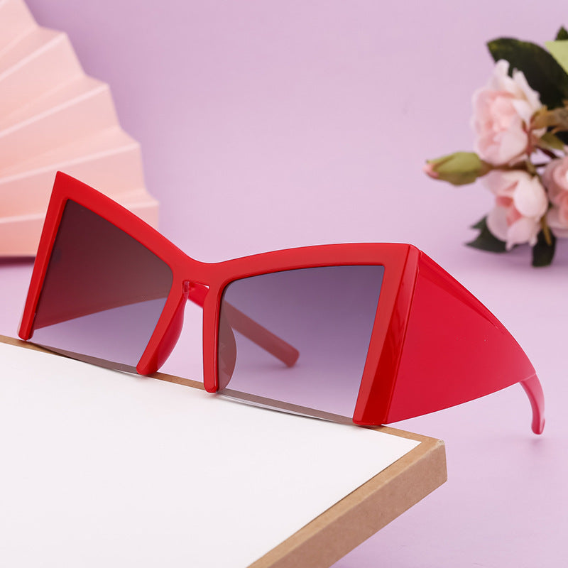 Dame futuristisk solbrille med markant vinkelramme Luvikno