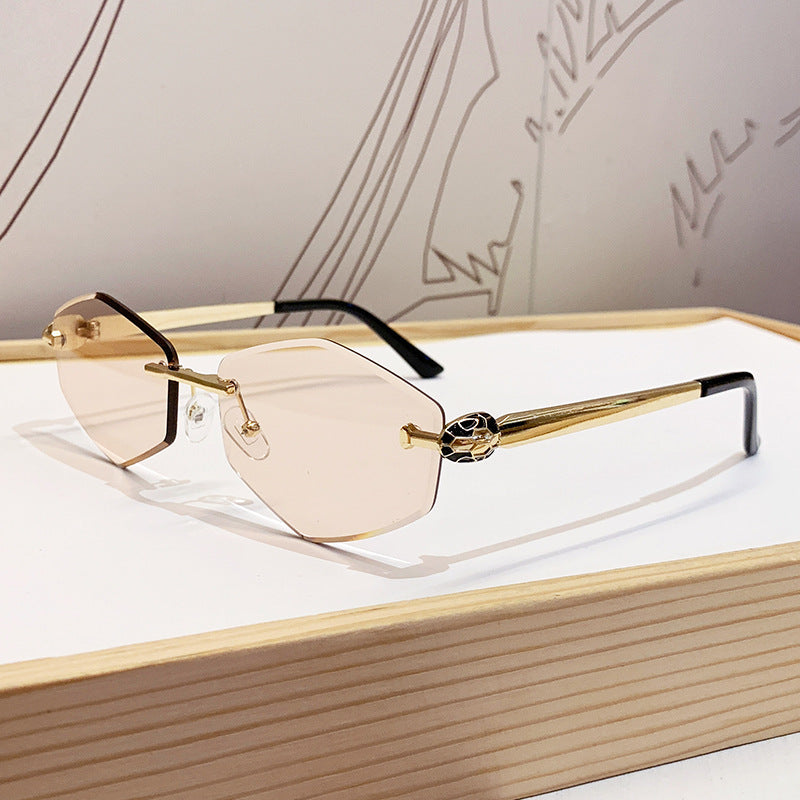Dame Designer solbrille med heksagonal ramme og gyldne detaljer Luvikno