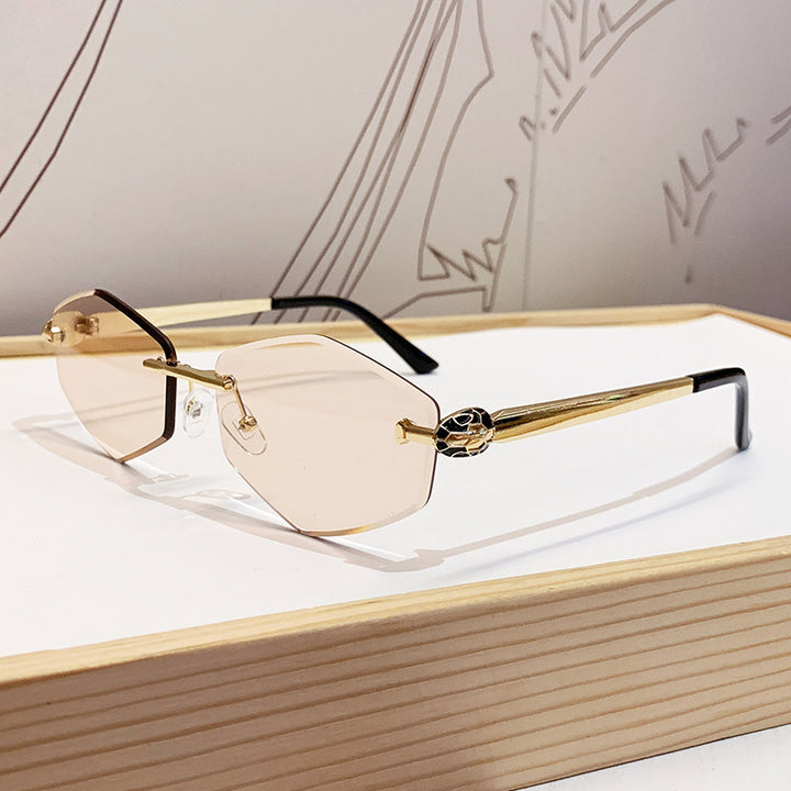 Dame Designer solbrille med heksagonal ramme og gyldne detaljer Luvikno