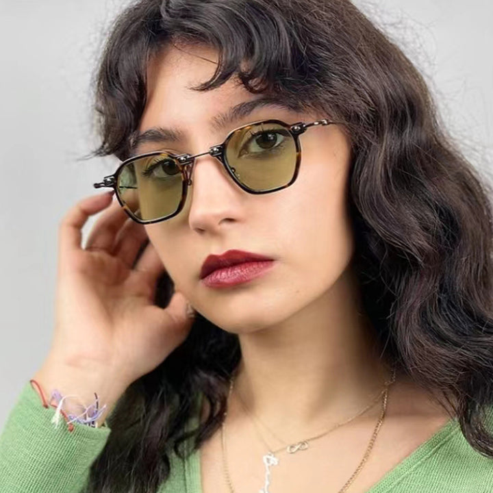 Dame moteriktig solbrille i elegant design med sekskantet ramme Luvikno
