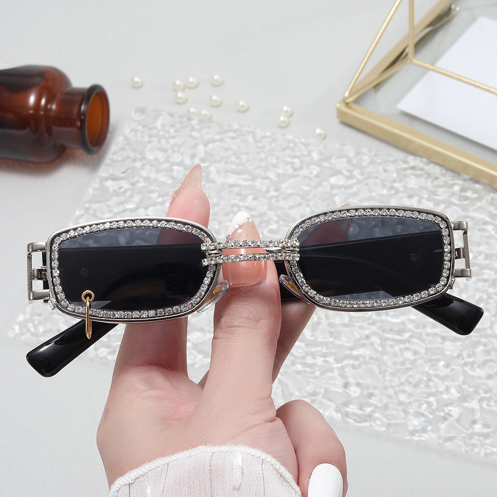 Dame moteriktig solbrille med glitrende krystalramme Luvikno