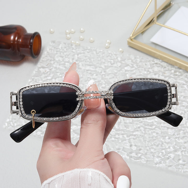 Dame moteriktig solbrille med glitrende krystalramme Luvikno