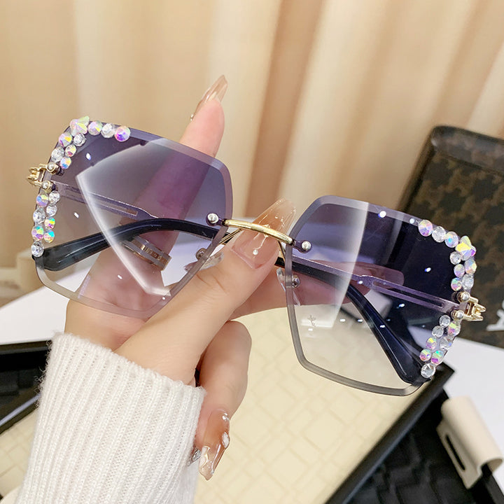 Dame solbrille med ekstravagant strassramme Luvikno