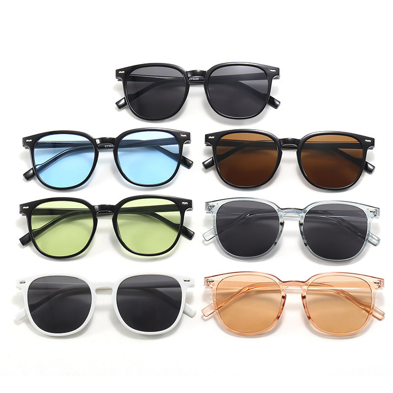 Dame stylish solbrille med transparent ramme og elegant design Luvikno