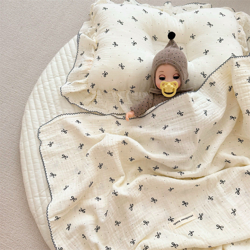 Unisex Musselinteppe med delikat blomsterdesign og elegante volanger Luvikno