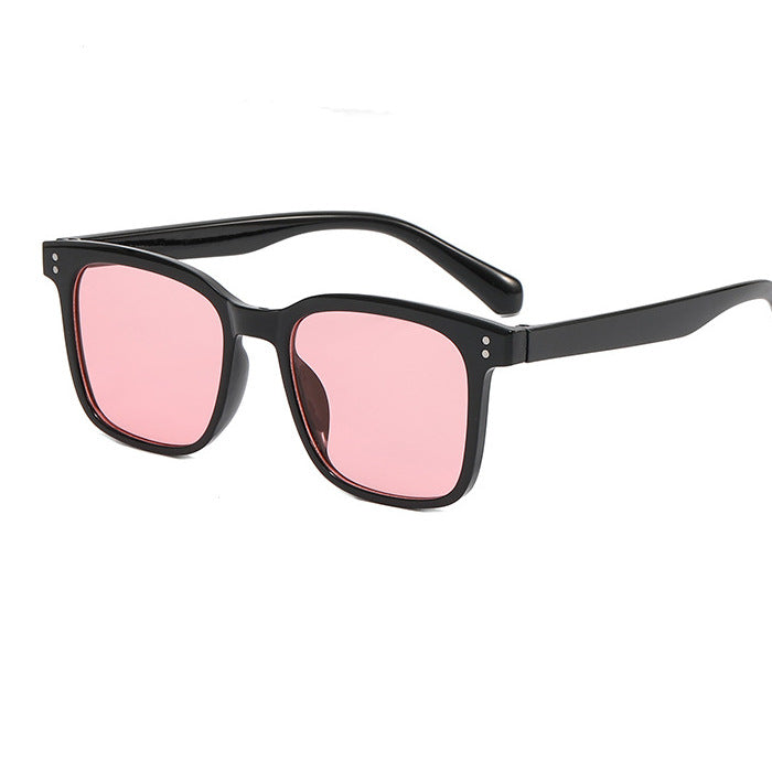 Dame moteriktig solbrille i moderne firkantet design Luvikno