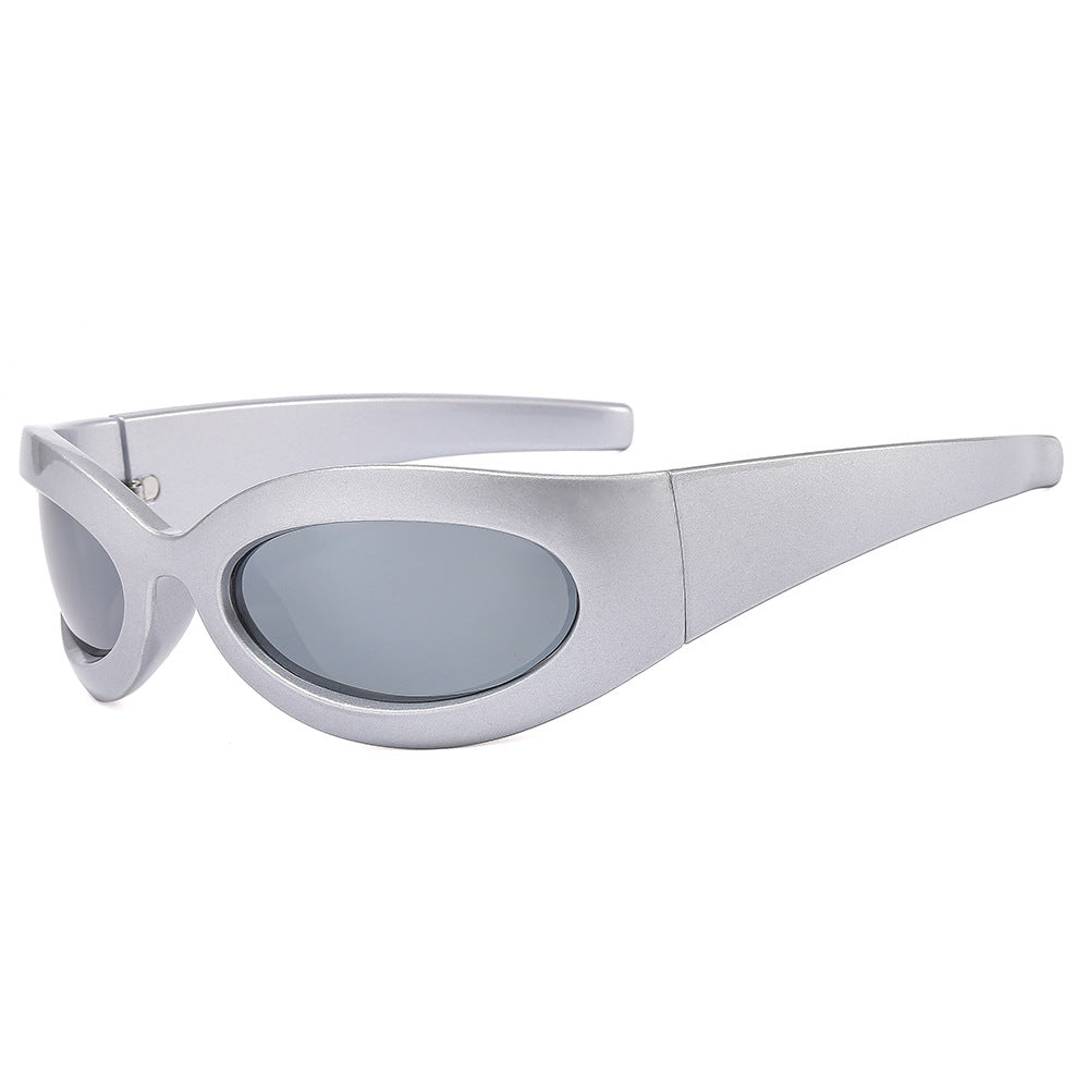 Dame moteriktig solbrille med oval ramme og moderne finish Luvikno