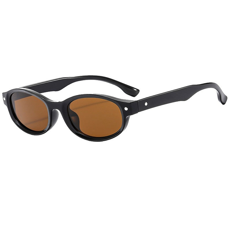 Dame moteriktig solbrille med elegant ramme Luvikno