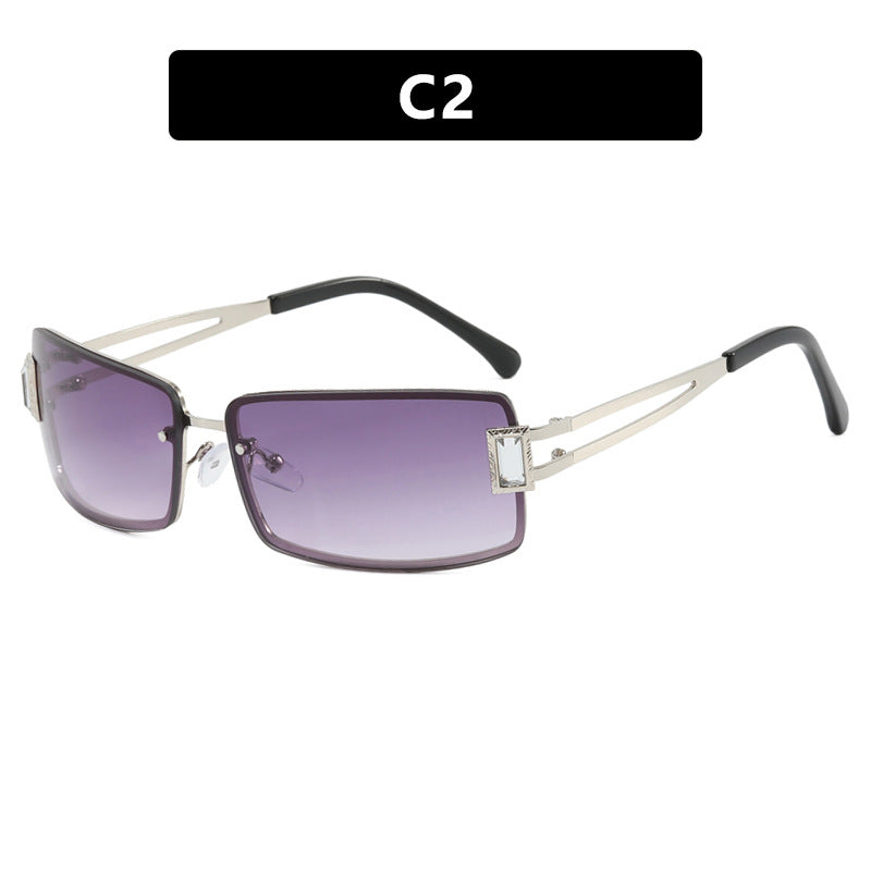 Dame stilig solbrille med elegante trapezformede glass og filigran metallramme Luvikno