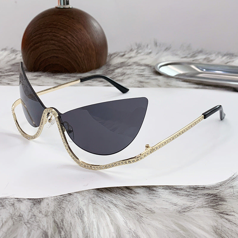 Damer ekstravagant formet Cat-Eye solbrille med glitrende applikasjoner Luvikno