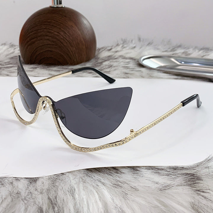Damer ekstravagant formet Cat-Eye solbrille med glitrende applikasjoner Luvikno