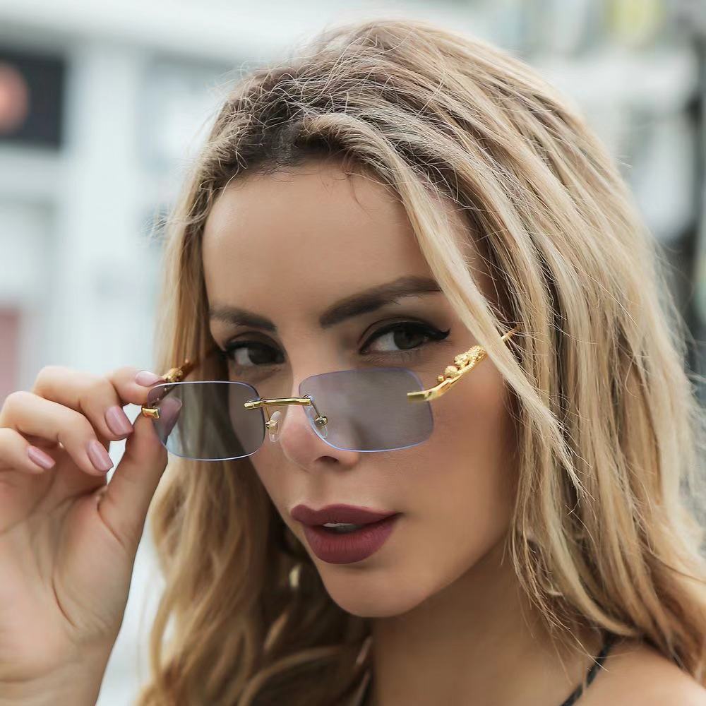 Dame moteriktig solbrille med kunstneriske utsmykninger Luvikno