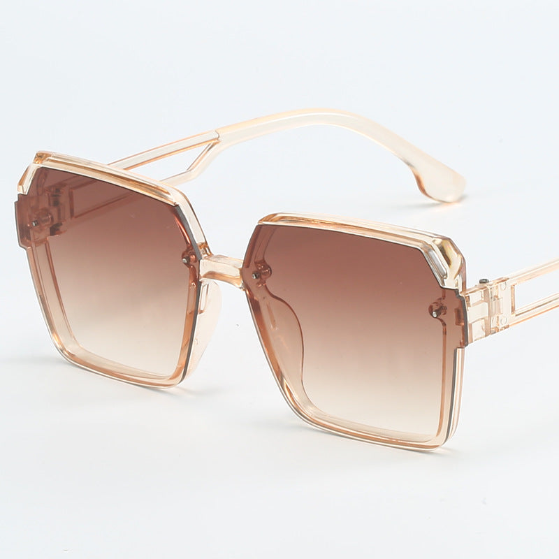 Dame moteriktig kvadratisk solbrille med filigran design Luvikno