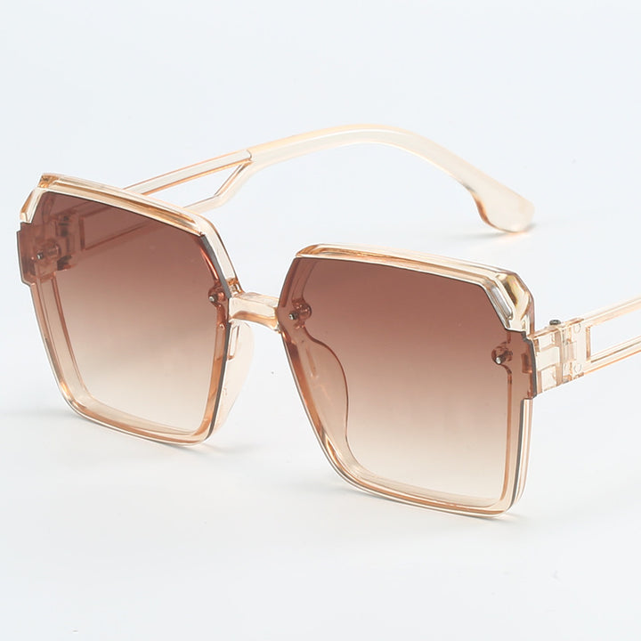 Dame moteriktig kvadratisk solbrille med filigran design Luvikno