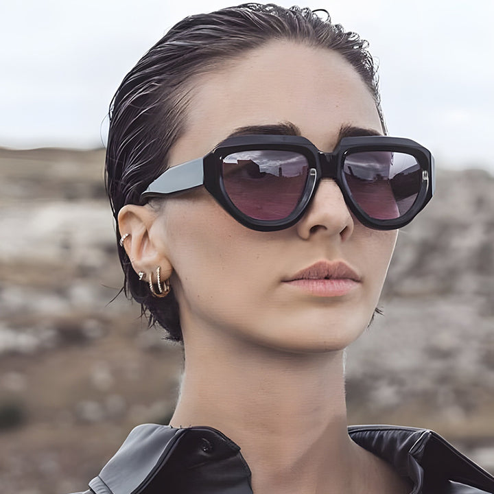 Dame moteriktig solbrille med unik, kvadratisk ramme Luvikno