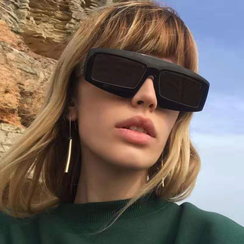Dame futuristiske solbriller i chunky design Luvikno