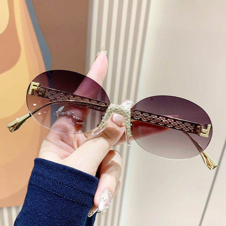 Dame solbrille med glitrende ramme og ovale glass Luvikno