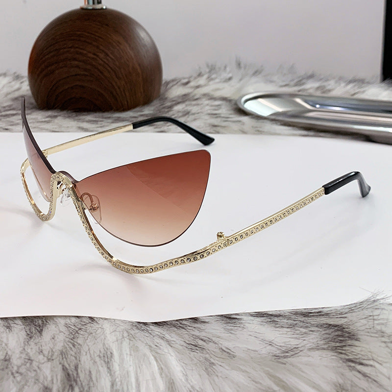 Damer ekstravagant formet Cat-Eye solbrille med glitrende applikasjoner Luvikno