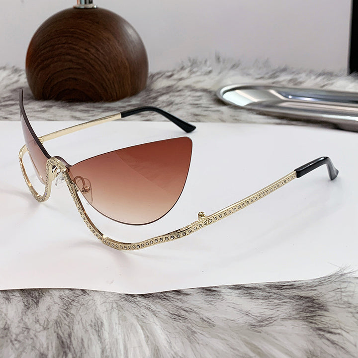 Damer ekstravagant formet Cat-Eye solbrille med glitrende applikasjoner Luvikno