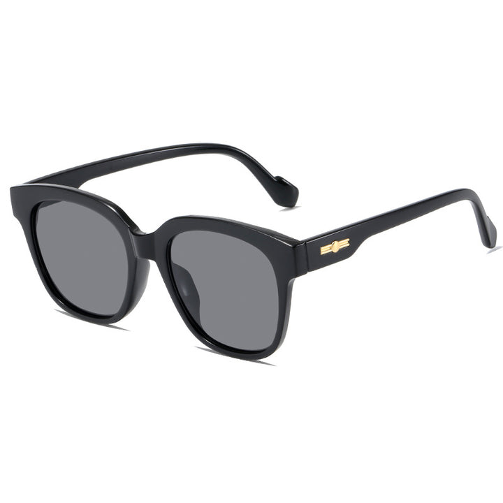 Damer klassisk solbrille med moderne oversized ramme Luvikno