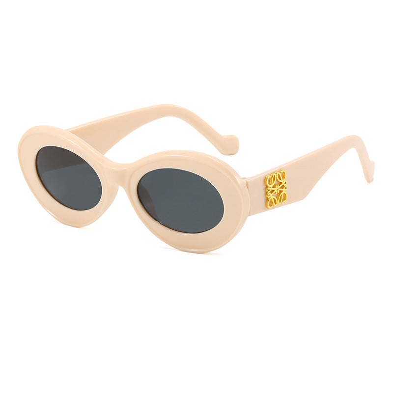 Dame moteriktig solbrille med oval ramme og gullapplikasjoner Luvikno