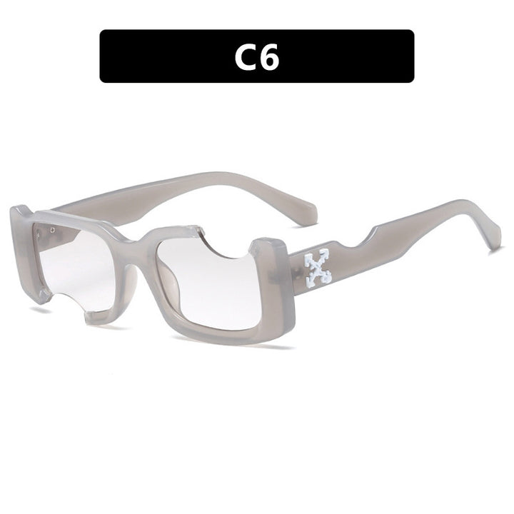 Dame moteriktig solbrille med markant design og robust plastramme Luvikno