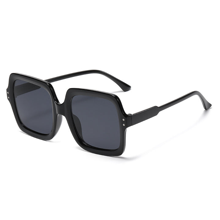 Dame moteriktig kvadratisk solbrille med speilende glass Luvikno