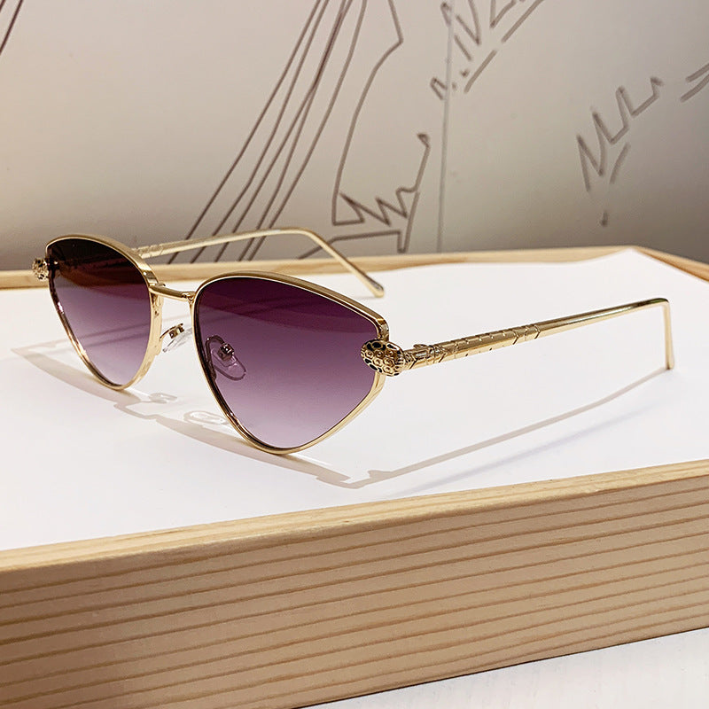 Dame designer solbrille med stilig cat-eye design og luksuriøs ramme Luvikno