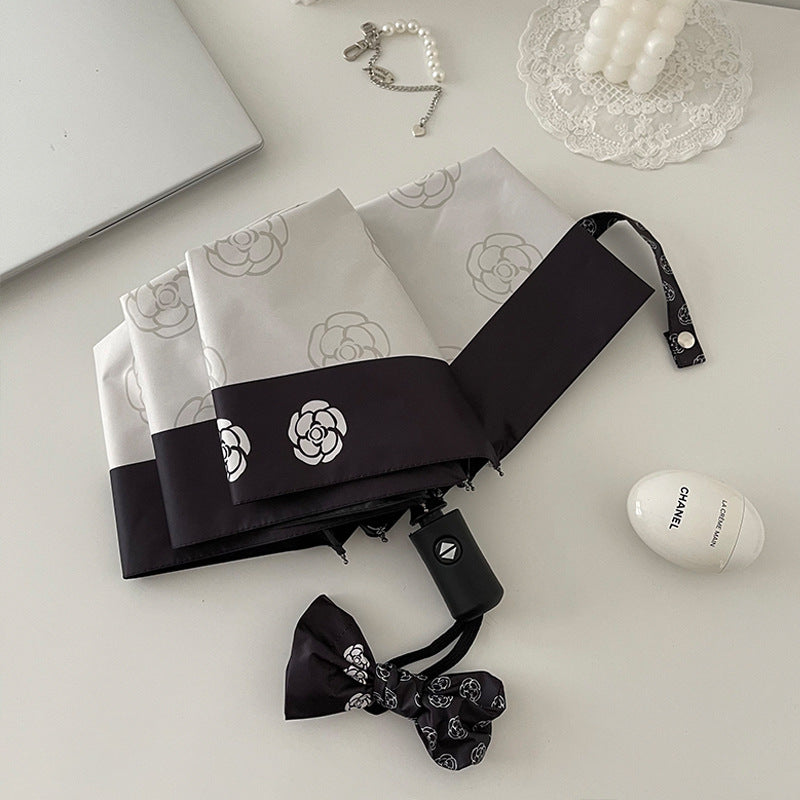 Dame elegant paraply med stilfullt blomsterdesign Luvikno